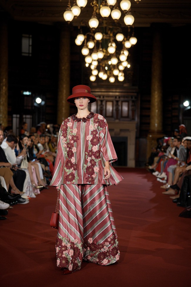Fashion show Benang Jarum mempersembahkan koleksi bertema Lustrous Wihisper di London Fashion Week Spring 2024. Senin [18/9/2023]. Koleksi busana Benang Jarum ini terinspirasi dari keindahan Chinoiserie, gaya seni di Eropa yang memiliki pengaruh dari gaya seni Tiongkok atau China. Foto: Dok. Benang Jarum.
