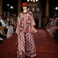 Fashion show Benang Jarum mempersembahkan koleksi bertema Lustrous Wihisper di London Fashion Week Spring 2024. Senin [18/9/2023]. Koleksi busana Benang Jarum ini terinspirasi dari keindahan Chinoiserie, gaya seni di Eropa yang memiliki pengaruh dari gaya seni Tiongkok atau China. Foto: Dok. Benang Jarum.