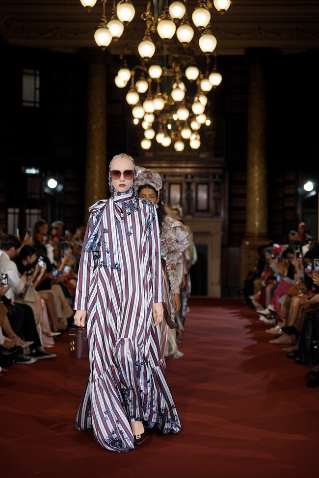 Fashion show Benang Jarum mempersembahkan koleksi bertema Lustrous Wihisper di London Fashion Week Spring 2024. Senin [18/9/2023]. Koleksi busana Benang Jarum ini terinspirasi dari keindahan Chinoiserie, gaya seni di Eropa yang memiliki pengaruh dari gaya seni Tiongkok atau China. Foto: Dok. Benang Jarum.