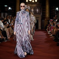 Fashion show Benang Jarum mempersembahkan koleksi bertema Lustrous Wihisper di London Fashion Week Spring 2024. Senin [18/9/2023]. Koleksi busana Benang Jarum ini terinspirasi dari keindahan Chinoiserie, gaya seni di Eropa yang memiliki pengaruh dari gaya seni Tiongkok atau China. Foto: Dok. Benang Jarum.