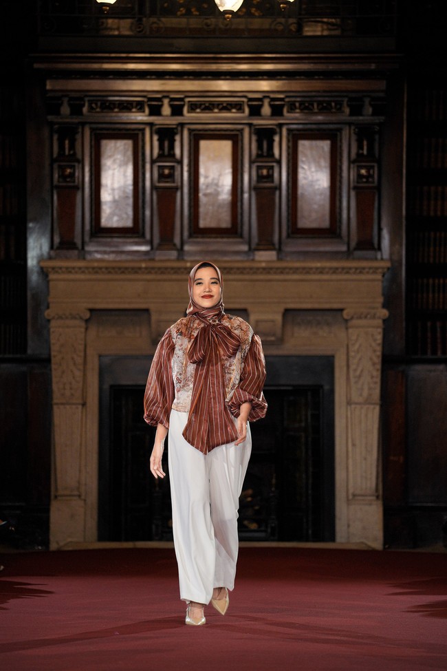 Fashion show Benang Jarum mempersembahkan koleksi bertema Lustrous Wihisper di London Fashion Week Spring 2024. Senin [18/9/2023]. Koleksi busana Benang Jarum ini terinspirasi dari keindahan Chinoiserie, gaya seni di Eropa yang memiliki pengaruh dari gaya seni Tiongkok atau China. Foto: Dok. Benang Jarum.