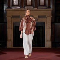 Fashion show Benang Jarum mempersembahkan koleksi bertema Lustrous Wihisper di London Fashion Week Spring 2024. Senin [18/9/2023]. Koleksi busana Benang Jarum ini terinspirasi dari keindahan Chinoiserie, gaya seni di Eropa yang memiliki pengaruh dari gaya seni Tiongkok atau China. Foto: Dok. Benang Jarum.