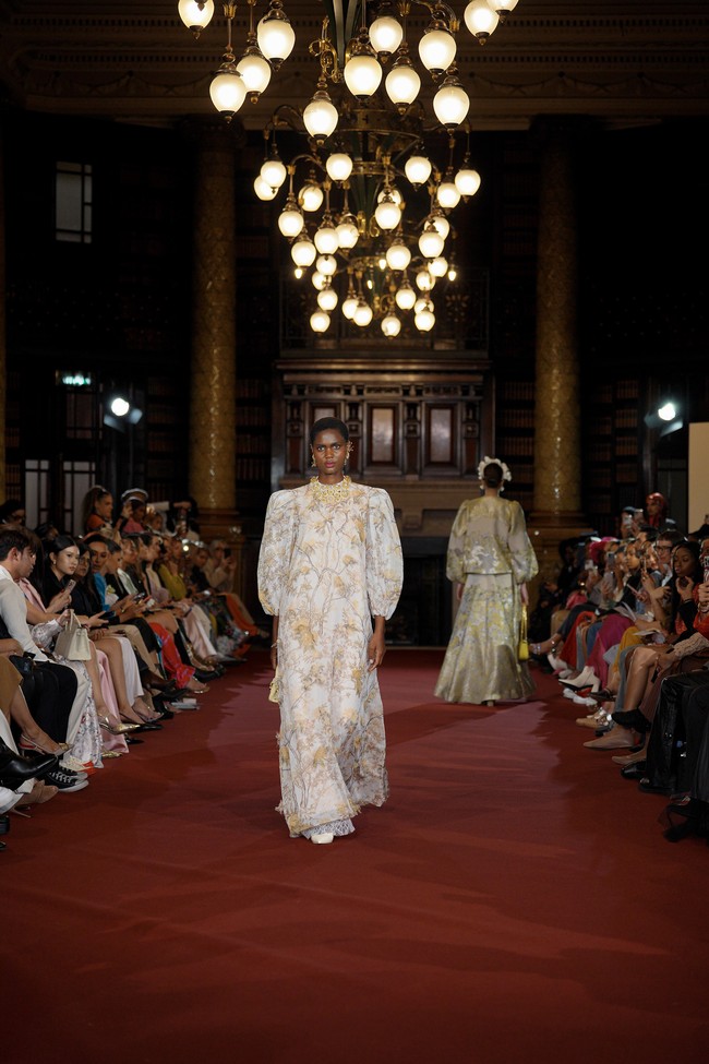 Fashion show Benang Jarum mempersembahkan koleksi bertema Lustrous Wihisper di London Fashion Week Spring 2024. Senin [18/9/2023]. Koleksi busana Benang Jarum ini terinspirasi dari keindahan Chinoiserie, gaya seni di Eropa yang memiliki pengaruh dari gaya seni Tiongkok atau China. Foto: Dok. Benang Jarum.