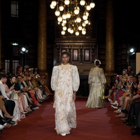 Fashion show Benang Jarum mempersembahkan koleksi bertema Lustrous Wihisper di London Fashion Week Spring 2024. Senin [18/9/2023]. Koleksi busana Benang Jarum ini terinspirasi dari keindahan Chinoiserie, gaya seni di Eropa yang memiliki pengaruh dari gaya seni Tiongkok atau China. Foto: Dok. Benang Jarum.