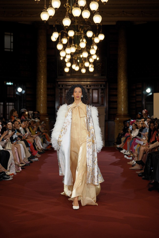 Fashion show Benang Jarum mempersembahkan koleksi bertema Lustrous Wihisper di London Fashion Week Spring 2024. Senin [18/9/2023]. Koleksi busana Benang Jarum ini terinspirasi dari keindahan Chinoiserie, gaya seni di Eropa yang memiliki pengaruh dari gaya seni Tiongkok atau China. Foto: Dok. Benang Jarum.