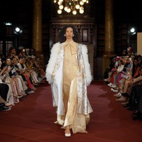 Fashion show Benang Jarum mempersembahkan koleksi bertema Lustrous Wihisper di London Fashion Week Spring 2024. Senin [18/9/2023]. Koleksi busana Benang Jarum ini terinspirasi dari keindahan Chinoiserie, gaya seni di Eropa yang memiliki pengaruh dari gaya seni Tiongkok atau China. Foto: Dok. Benang Jarum.
