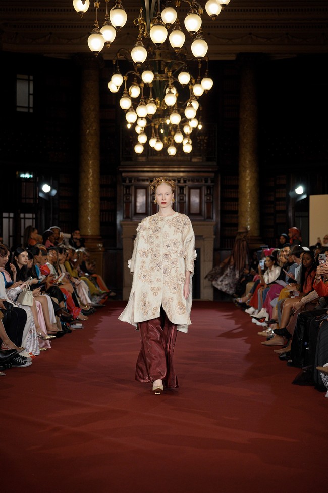 Fashion show Benang Jarum mempersembahkan koleksi bertema Lustrous Wihisper di London Fashion Week Spring 2024. Senin [18/9/2023]. Koleksi busana Benang Jarum ini terinspirasi dari keindahan Chinoiserie, gaya seni di Eropa yang memiliki pengaruh dari gaya seni Tiongkok atau China.  Foto: Dok. Benang Jarum.