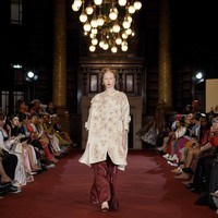 Fashion show Benang Jarum mempersembahkan koleksi bertema Lustrous Wihisper di London Fashion Week Spring 2024. Senin [18/9/2023]. Koleksi busana Benang Jarum ini terinspirasi dari keindahan Chinoiserie, gaya seni di Eropa yang memiliki pengaruh dari gaya seni Tiongkok atau China.  Foto: Dok. Benang Jarum.
