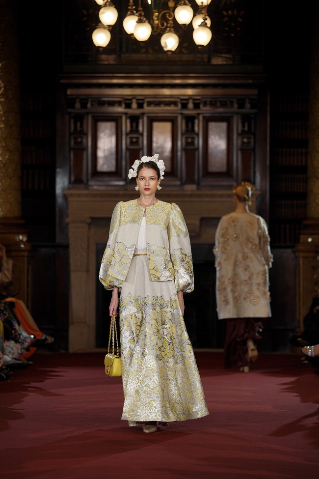 Fashion show Benang Jarum mempersembahkan koleksi bertema Lustrous Wihisper di London Fashion Week Spring 2024. Senin [18/9/2023]. Koleksi busana Benang Jarum ini terinspirasi dari keindahan Chinoiserie, gaya seni di Eropa yang memiliki pengaruh dari gaya seni Tiongkok atau China. Foto: Dok. Benang Jarum.