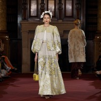 Fashion show Benang Jarum mempersembahkan koleksi bertema Lustrous Wihisper di London Fashion Week Spring 2024. Senin [18/9/2023]. Koleksi busana Benang Jarum ini terinspirasi dari keindahan Chinoiserie, gaya seni di Eropa yang memiliki pengaruh dari gaya seni Tiongkok atau China. Foto: Dok. Benang Jarum.