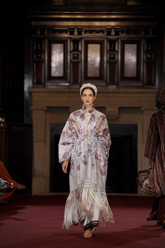 Fashion show Benang Jarum mempersembahkan koleksi bertema Lustrous Wihisper di London Fashion Week Spring 2024. Senin [18/9/2023]. Koleksi busana Benang Jarum ini terinspirasi dari keindahan Chinoiserie, gaya seni di Eropa yang memiliki pengaruh dari gaya seni Tiongkok atau China. Foto: Dok. Benang Jarum.  