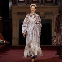 Fashion show Benang Jarum mempersembahkan koleksi bertema Lustrous Wihisper di London Fashion Week Spring 2024. Senin [18/9/2023]. Koleksi busana Benang Jarum ini terinspirasi dari keindahan Chinoiserie, gaya seni di Eropa yang memiliki pengaruh dari gaya seni Tiongkok atau China. Foto: Dok. Benang Jarum.  