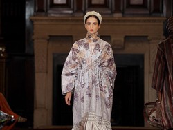 10 Koleksi Benang Jarum di London Fashion Week 2023, Busana Gaya Eropa-China