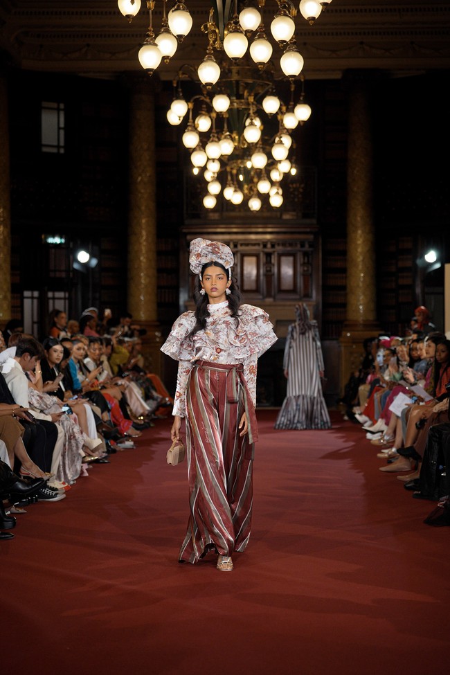 Fashion show Benang Jarum mempersembahkan koleksi bertema Lustrous Wihisper di London Fashion Week Spring 2024. Senin [18/9/2023]. Koleksi busana Benang Jarum ini terinspirasi dari keindahan Chinoiserie, gaya seni di Eropa yang memiliki pengaruh dari gaya seni Tiongkok atau China. Foto: Dok. Benang Jarum.