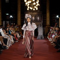 Fashion show Benang Jarum mempersembahkan koleksi bertema Lustrous Wihisper di London Fashion Week Spring 2024. Senin [18/9/2023]. Koleksi busana Benang Jarum ini terinspirasi dari keindahan Chinoiserie, gaya seni di Eropa yang memiliki pengaruh dari gaya seni Tiongkok atau China. Foto: Dok. Benang Jarum.