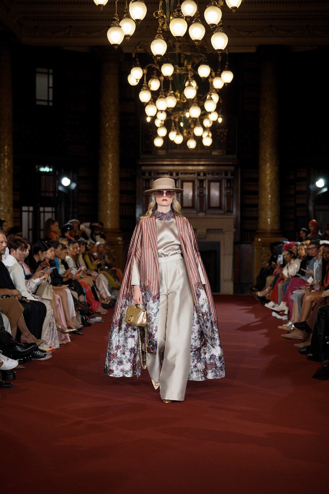 Fashion show Benang Jarum mempersembahkan koleksi bertema Lustrous Wihisper di London Fashion Week Spring 2024. Senin [18/9/2023]. Koleksi busana Benang Jarum ini terinspirasi dari keindahan Chinoiserie, gaya seni di Eropa yang memiliki pengaruh dari gaya seni Tiongkok atau China. Foto: Dok. Benang Jarum.