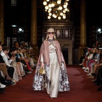 Fashion show Benang Jarum mempersembahkan koleksi bertema Lustrous Wihisper di London Fashion Week Spring 2024. Senin [18/9/2023]. Koleksi busana Benang Jarum ini terinspirasi dari keindahan Chinoiserie, gaya seni di Eropa yang memiliki pengaruh dari gaya seni Tiongkok atau China. Foto: Dok. Benang Jarum.
