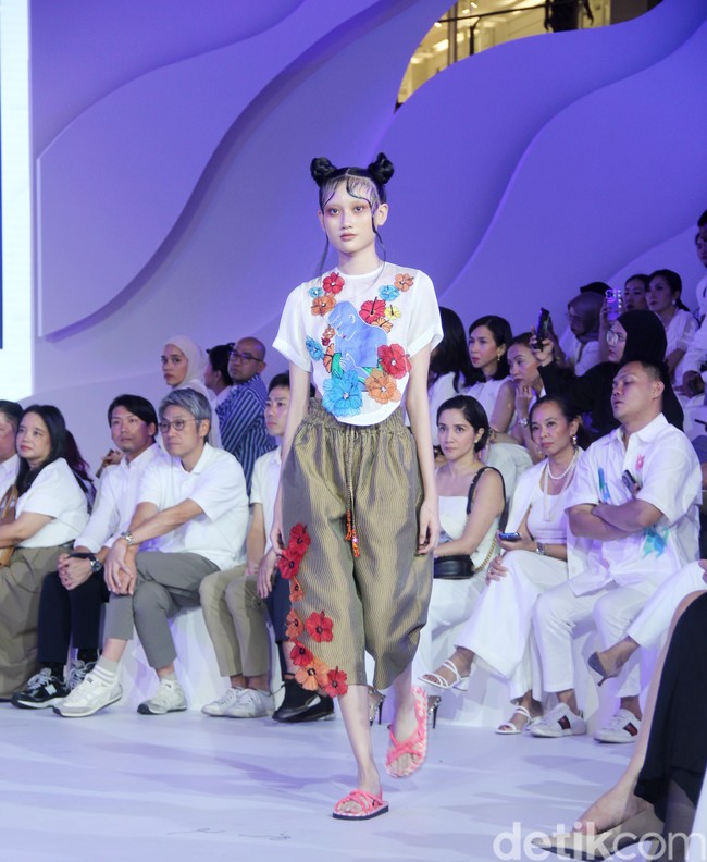 Fashion show koleksi busana terbaru Rama Dauhan di Fashion Nation 2023, Senayan City, Jakarta, Kamis [21/9/2023]. Koleksi busana ini menggabungkan lukisan seni Nabil Gharsallah dan garis desain Rama Dauhan. Busana yang dibuat hadir dalam detail persona, flora dan fauna dengan warna-warna cerah. Foto: Mohammad Abduh/detikcom.