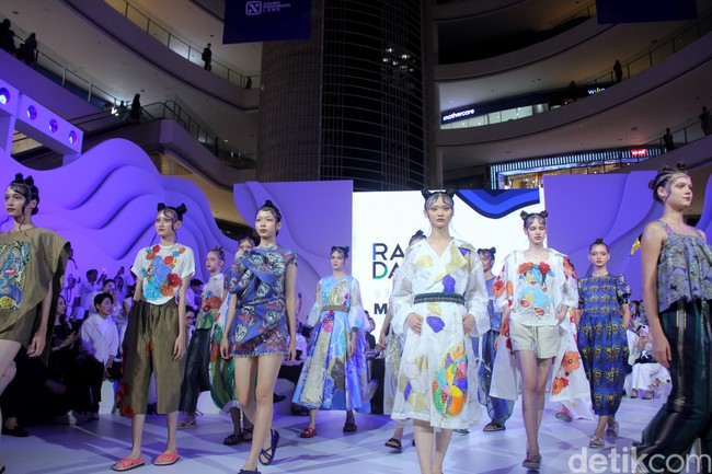 Fashion show koleksi busana terbaru Rama Dauhan di Fashion Nation 2023, Senayan City, Jakarta, Kamis [21/9/2023]. Koleksi busana ini menggabungkan lukisan seni Nabil Gharsallah dan garis desain Rama Dauhan. Busana yang dibuat hadir dalam detail persona, flora dan fauna dengan warna-warna cerah. Foto: Mohammad Abduh/detikcom.