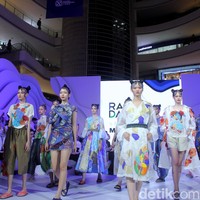 Fashion show koleksi busana terbaru Rama Dauhan di Fashion Nation 2023, Senayan City, Jakarta, Kamis [21/9/2023]. Koleksi busana ini menggabungkan lukisan seni Nabil Gharsallah dan garis desain Rama Dauhan. Busana yang dibuat hadir dalam detail persona, flora dan fauna dengan warna-warna cerah. Foto: Mohammad Abduh/detikcom.