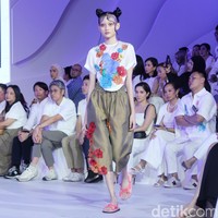 Fashion show koleksi busana terbaru Rama Dauhan di Fashion Nation 2023, Senayan City, Jakarta, Kamis [21/9/2023]. Koleksi busana ini menggabungkan lukisan seni Nabil Gharsallah dan garis desain Rama Dauhan. Busana yang dibuat hadir dalam detail persona, flora dan fauna dengan warna-warna cerah. Foto: Mohammad Abduh/detikcom.