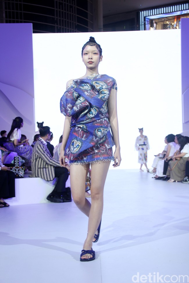 Fashion show koleksi busana terbaru Rama Dauhan di Fashion Nation 2023, Senayan City, Jakarta, Kamis [21/9/2023]. Koleksi busana ini menggabungkan lukisan seni Nabil Gharsallah dan garis desain Rama Dauhan. Busana yang dibuat hadir dalam detail persona, flora dan fauna dengan warna-warna cerah. Foto: Mohammad Abduh/detikcom.