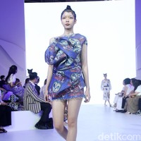 Fashion show koleksi busana terbaru Rama Dauhan di Fashion Nation 2023, Senayan City, Jakarta, Kamis [21/9/2023]. Koleksi busana ini menggabungkan lukisan seni Nabil Gharsallah dan garis desain Rama Dauhan. Busana yang dibuat hadir dalam detail persona, flora dan fauna dengan warna-warna cerah. Foto: Mohammad Abduh/detikcom.