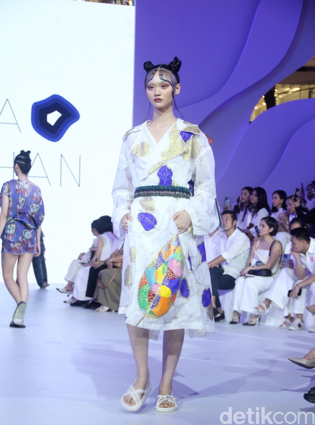 Fashion show koleksi busana terbaru Rama Dauhan di Fashion Nation 2023, Senayan City, Jakarta, Kamis [21/9/2023]. Koleksi busana ini menggabungkan lukisan seni Nabil Gharsallah dan garis desain Rama Dauhan. Busana yang dibuat hadir dalam detail persona, flora dan fauna dengan warna-warna cerah. Foto: Mohammad Abduh/detikcom.