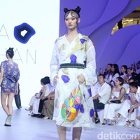 Fashion show koleksi busana terbaru Rama Dauhan di Fashion Nation 2023, Senayan City, Jakarta, Kamis [21/9/2023]. Koleksi busana ini menggabungkan lukisan seni Nabil Gharsallah dan garis desain Rama Dauhan. Busana yang dibuat hadir dalam detail persona, flora dan fauna dengan warna-warna cerah. Foto: Mohammad Abduh/detikcom.