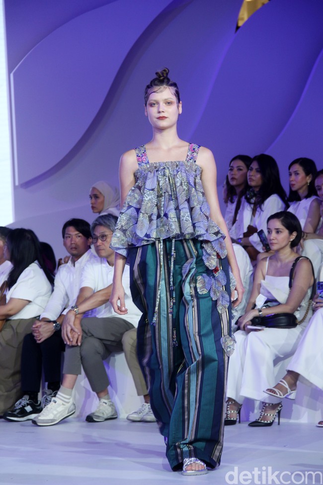 Fashion show koleksi busana terbaru Rama Dauhan di Fashion Nation 2023, Senayan City, Jakarta, Kamis [21/9/2023]. Koleksi busana ini menggabungkan lukisan seni Nabil Gharsallah dan garis desain Rama Dauhan. Busana yang dibuat hadir dalam detail persona, flora dan fauna dengan warna-warna cerah. Foto: Mohammad Abduh/detikcom.