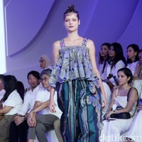 Fashion show koleksi busana terbaru Rama Dauhan di Fashion Nation 2023, Senayan City, Jakarta, Kamis [21/9/2023]. Koleksi busana ini menggabungkan lukisan seni Nabil Gharsallah dan garis desain Rama Dauhan. Busana yang dibuat hadir dalam detail persona, flora dan fauna dengan warna-warna cerah. Foto: Mohammad Abduh/detikcom.