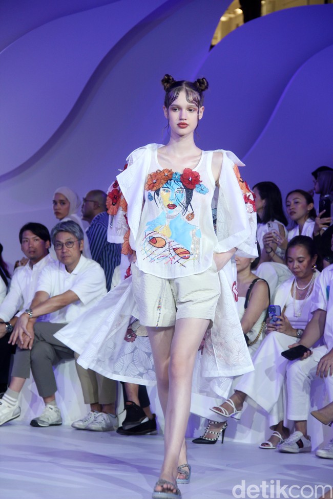 Fashion show koleksi busana terbaru Rama Dauhan di Fashion Nation 2023, Senayan City, Jakarta, Kamis [21/9/2023]. Koleksi busana ini menggabungkan lukisan seni Nabil Gharsallah dan garis desain Rama Dauhan. Busana yang dibuat hadir dalam detail persona, flora dan fauna dengan warna-warna cerah. Foto: Mohammad Abduh/detikcom.