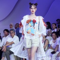 Fashion show koleksi busana terbaru Rama Dauhan di Fashion Nation 2023, Senayan City, Jakarta, Kamis [21/9/2023]. Koleksi busana ini menggabungkan lukisan seni Nabil Gharsallah dan garis desain Rama Dauhan. Busana yang dibuat hadir dalam detail persona, flora dan fauna dengan warna-warna cerah. Foto: Mohammad Abduh/detikcom.