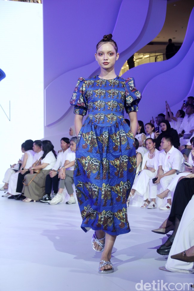 Fashion show koleksi busana terbaru Rama Dauhan di Fashion Nation 2023, Senayan City, Jakarta, Kamis [21/9/2023]. Koleksi busana ini menggabungkan lukisan seni Nabil Gharsallah dan garis desain Rama Dauhan. Busana yang dibuat hadir dalam detail persona, flora dan fauna dengan warna-warna cerah. Foto: Mohammad Abduh/detikcom.