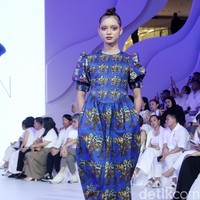 Fashion show koleksi busana terbaru Rama Dauhan di Fashion Nation 2023, Senayan City, Jakarta, Kamis [21/9/2023]. Koleksi busana ini menggabungkan lukisan seni Nabil Gharsallah dan garis desain Rama Dauhan. Busana yang dibuat hadir dalam detail persona, flora dan fauna dengan warna-warna cerah. Foto: Mohammad Abduh/detikcom.