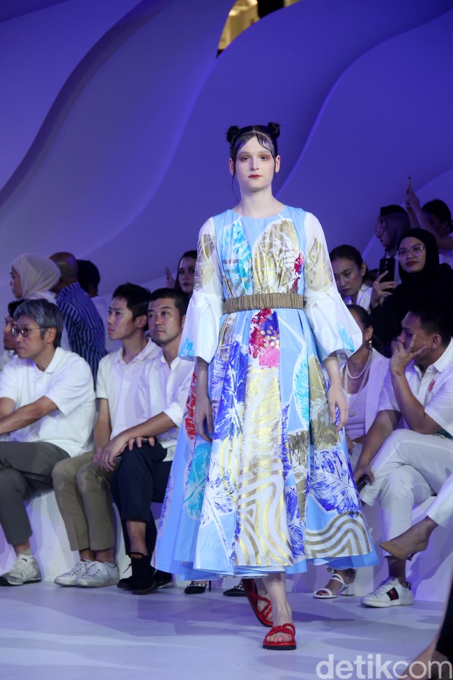 Fashion show koleksi busana terbaru Rama Dauhan di Fashion Nation 2023, Senayan City, Jakarta, Kamis [21/9/2023]. Koleksi busana ini menggabungkan lukisan seni Nabil Gharsallah dan garis desain Rama Dauhan. Busana yang dibuat hadir dalam detail persona, flora dan fauna dengan warna-warna cerah. Foto: Mohammad Abduh/detikcom.