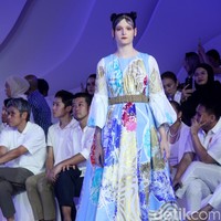 Fashion show koleksi busana terbaru Rama Dauhan di Fashion Nation 2023, Senayan City, Jakarta, Kamis [21/9/2023]. Koleksi busana ini menggabungkan lukisan seni Nabil Gharsallah dan garis desain Rama Dauhan. Busana yang dibuat hadir dalam detail persona, flora dan fauna dengan warna-warna cerah. Foto: Mohammad Abduh/detikcom.