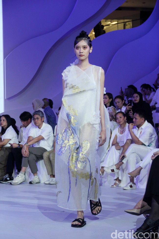 Fashion show koleksi busana terbaru Rama Dauhan di Fashion Nation 2023, Senayan City, Jakarta, Kamis [21/9/2023]. Koleksi busana ini menggabungkan lukisan seni Nabil Gharsallah dan garis desain Rama Dauhan. Busana yang dibuat hadir dalam detail persona, flora dan fauna dengan warna-warna cerah. Foto: Mohammad Abduh/detikcom.