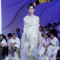 Fashion show koleksi busana terbaru Rama Dauhan di Fashion Nation 2023, Senayan City, Jakarta, Kamis [21/9/2023]. Koleksi busana ini menggabungkan lukisan seni Nabil Gharsallah dan garis desain Rama Dauhan. Busana yang dibuat hadir dalam detail persona, flora dan fauna dengan warna-warna cerah. Foto: Mohammad Abduh/detikcom.