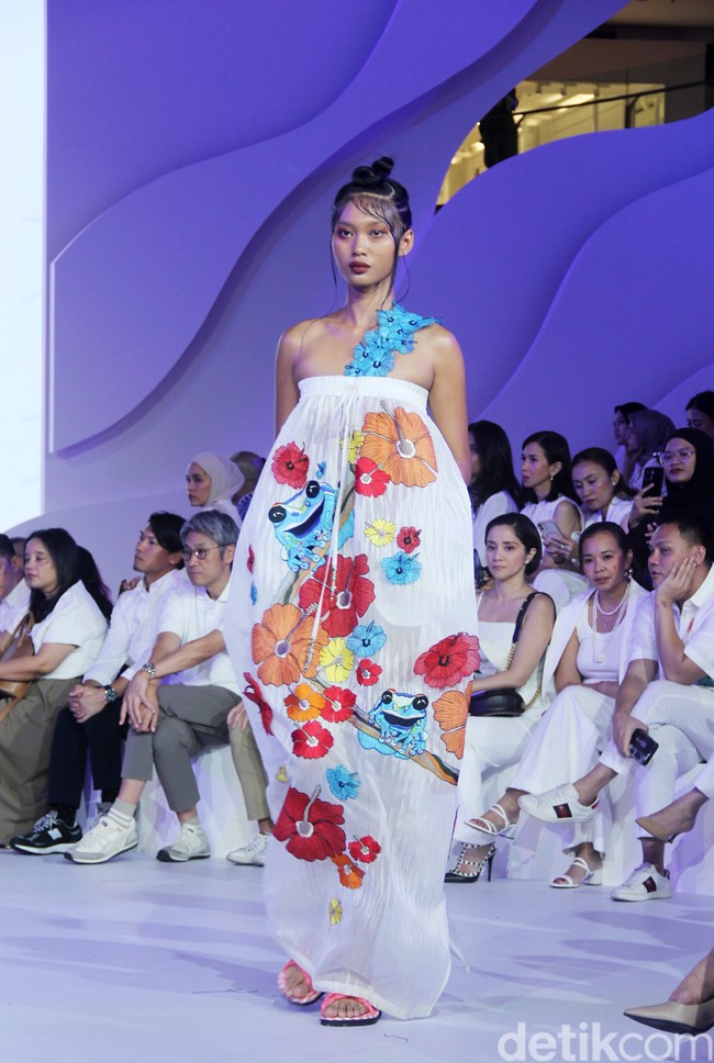 Fashion show koleksi busana terbaru Rama Dauhan di Fashion Nation 2023, Senayan City, Jakarta, Kamis [21/9/2023]. Koleksi busana ini menggabungkan lukisan seni Nabil Gharsallah dan garis desain Rama Dauhan. Busana yang dibuat hadir dalam detail persona, flora dan fauna dengan warna-warna cerah. Foto: Mohammad Abduh/detikcom.