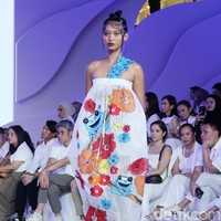 Fashion show koleksi busana terbaru Rama Dauhan di Fashion Nation 2023, Senayan City, Jakarta, Kamis [21/9/2023]. Koleksi busana ini menggabungkan lukisan seni Nabil Gharsallah dan garis desain Rama Dauhan. Busana yang dibuat hadir dalam detail persona, flora dan fauna dengan warna-warna cerah. Foto: Mohammad Abduh/detikcom.