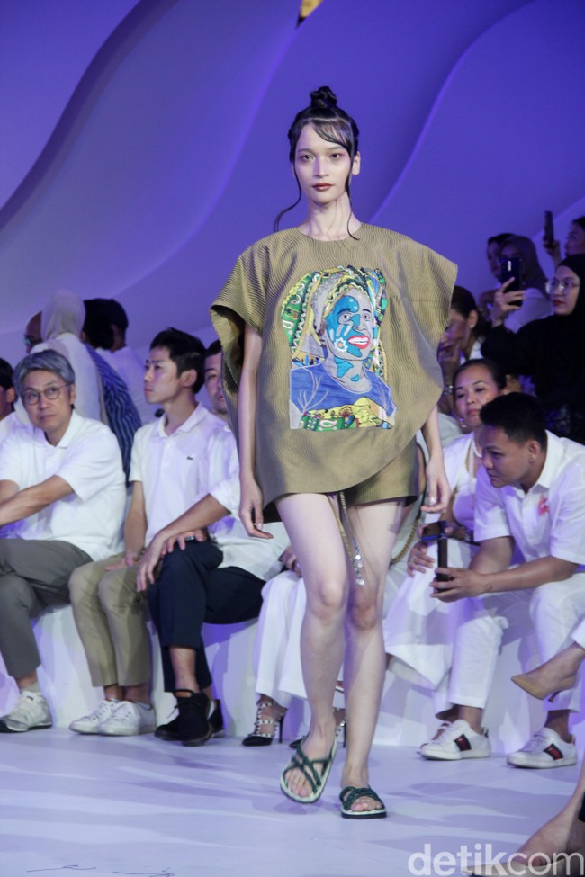 Fashion show koleksi busana terbaru Rama Dauhan di Fashion Nation 2023, Senayan City, Jakarta, Kamis [21/9/2023]. Koleksi busana ini menggabungkan lukisan seni Nabil Gharsallah dan garis desain Rama Dauhan. Busana yang dibuat hadir dalam detail persona, flora dan fauna dengan warna-warna cerah. Foto: Mohammad Abduh/detikcom.