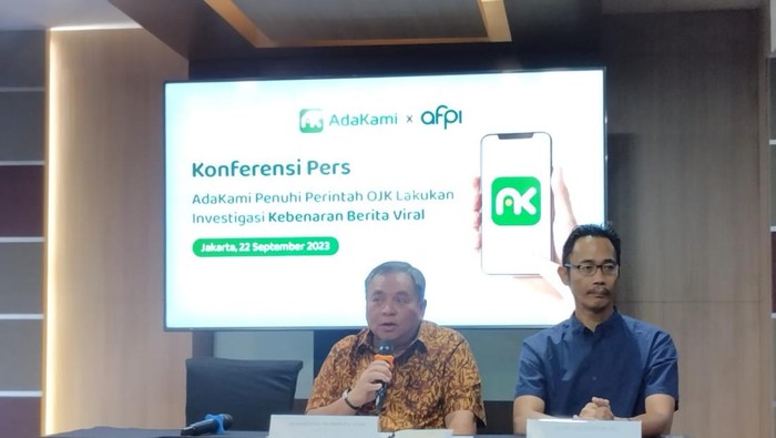 Konferensi pers AdaKami penuhi perintah OJK lakukan investigasi kebenaran berita viral