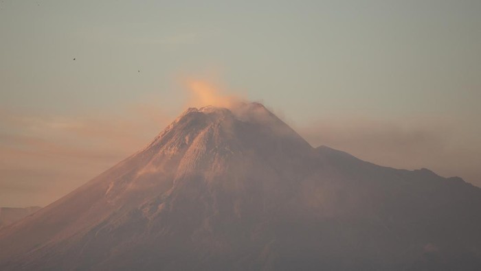 Kubah lava Gunung Merapi terlihat dari Ngemplak, Sleman, DI Yogyakarta, Jumat (22/9/2023). Menurut data Balai Penyelidikan dan Pengembangan Teknologi Kebencanaan Geologi (BPPTKG) periode tanggal 15-21 September 2023 terjadi perubahan morfologi kubah lava barat daya akibat aktivitas pertumbuhan dan guguran lava dengan volume 2.858.600 meter kubik sedangkan kubah lava tengah sebesar 2.335.100 meter kubik. ANTARA FOTO/Hendra Nurdiyansyah/rwa.