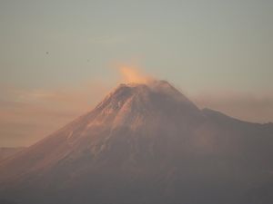 Gunung Merapi Pagi-Siang Ini: 4 Kali Guguran Lava Arah Kali Bebeng