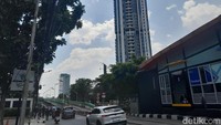 Berdasarkan pemantauan kualitas udara IQAir, kualitas udara di wilayah DKI Jakarta memperlihatkan indeks polusi udara sedang berada di angka 80. Sedangkan untuk konsentrasi PM2.5 di Jakarta saat ini berada 5.2 kali nilai panduan kualitas udara tahunan Organisasi Kesehatan Dunia (WHO). (Foto: DetikHealth/Averus Al Kautsar)