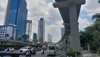 Pemandangan langit Jakarta yang sebelumnya sempat ditutupi polusi kembali nampak biru. Berdasarkan pemantauan detikcom pada Jumat (22/9/2023) di wilayah Mampang Prapatan, Jakarta Selatan pada pukul 12.30 WIB, langit nampak cerah dan awan putih juga lebih terlihat jelas. (Foto: DetikHealth/Averus Al Kautsar)