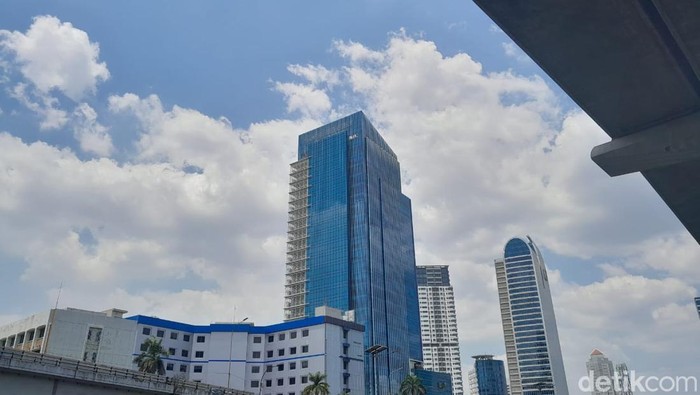 Langit Jakarta Biru Berawan Siang Ini, Kualitas Udaranya Gimana?