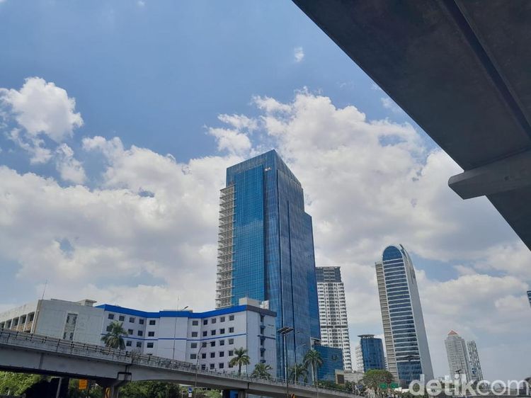 Potret Kualitas Udara Jakarta Membaik, Langit Tampak Biru Cerah