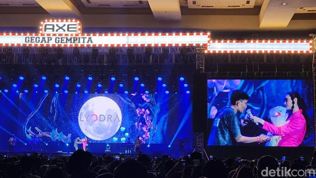 Lyodra meriahkan Pestapora 2023 dan ajak salah satu penonton ke atas panggung.
